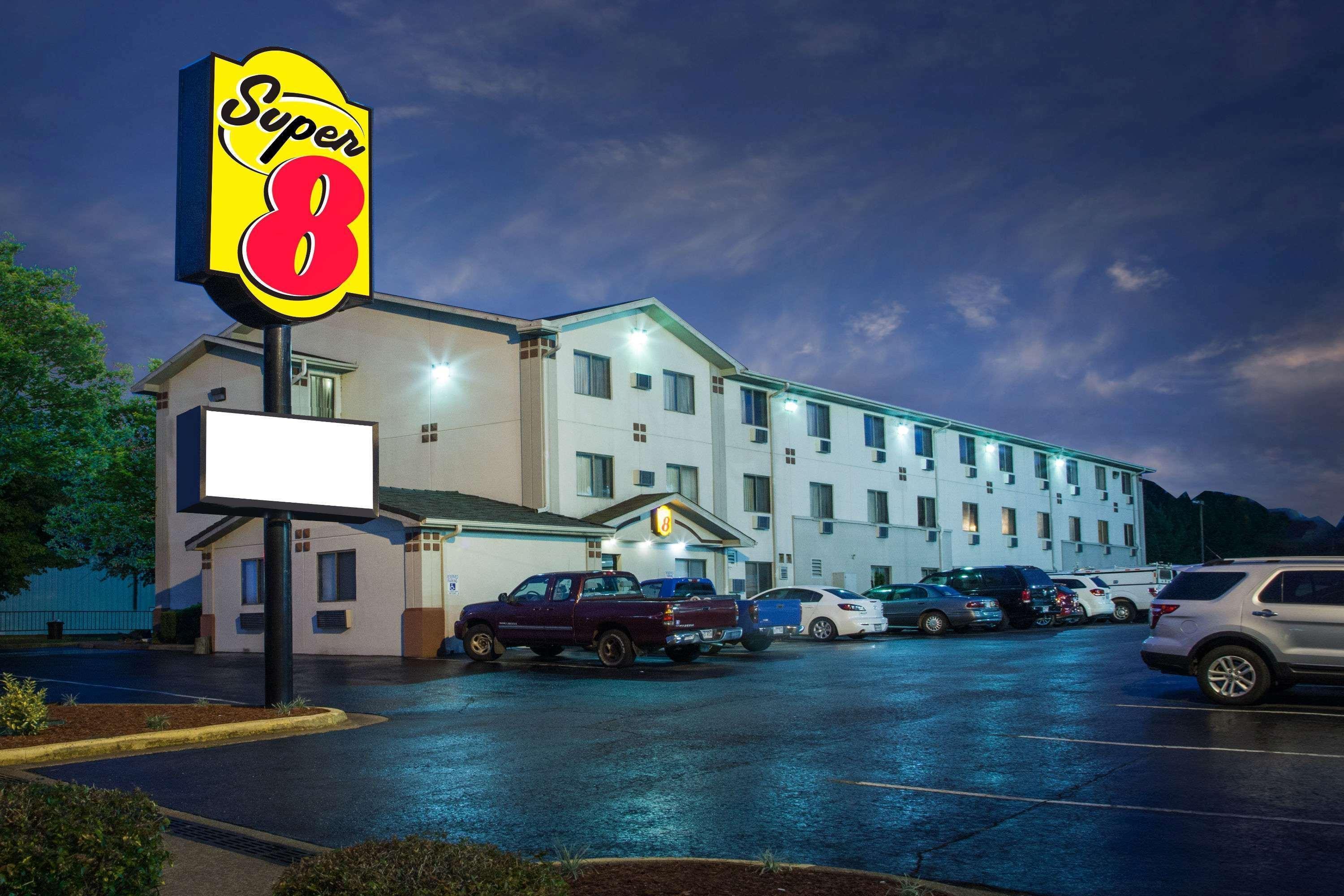 Super 8 by Wyndham Hot Springs Hotel Eksteriør billede