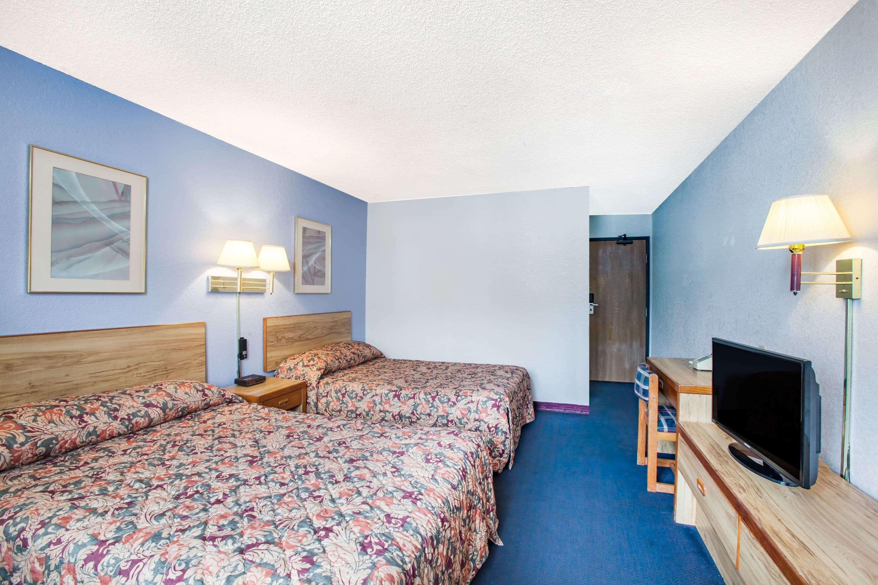 Super 8 by Wyndham Hot Springs Hotel Eksteriør billede