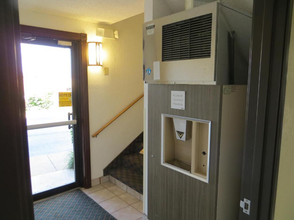 Super 8 by Wyndham Hot Springs Hotel Eksteriør billede