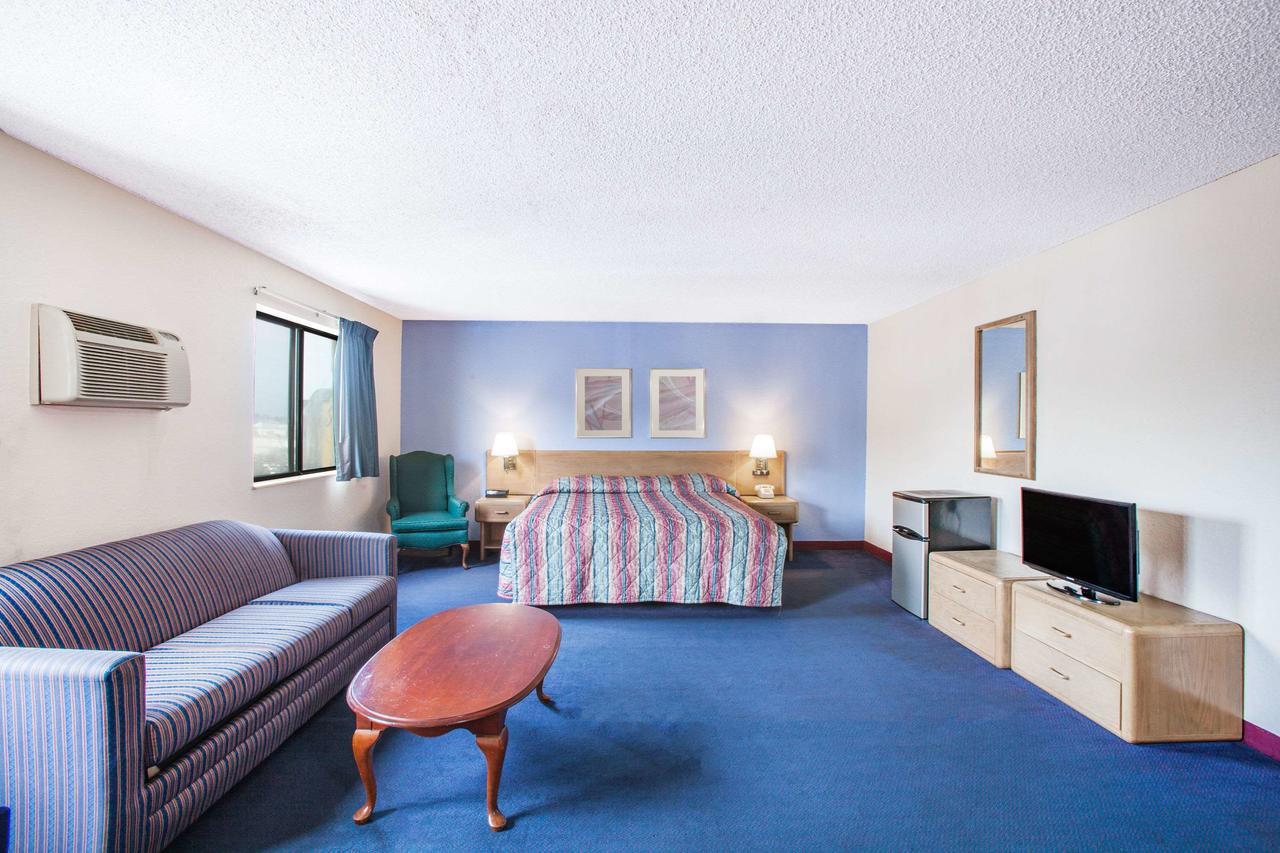 Super 8 by Wyndham Hot Springs Hotel Eksteriør billede